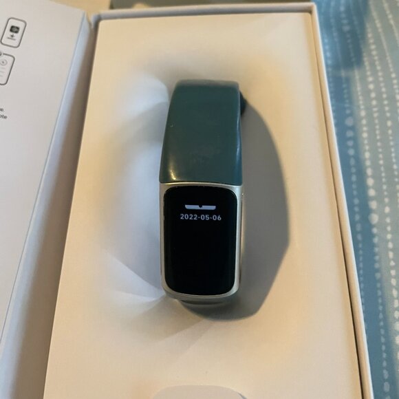 Fitbit Charge 5 Advanced Fitness & Health Tracker with GPS-Small - Picture 2 of 5
